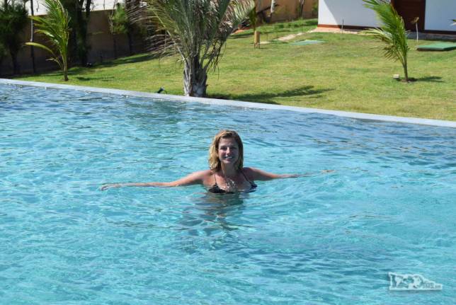 Aproveitando a piscina no hotel em Fortim, no litoral do Ceará